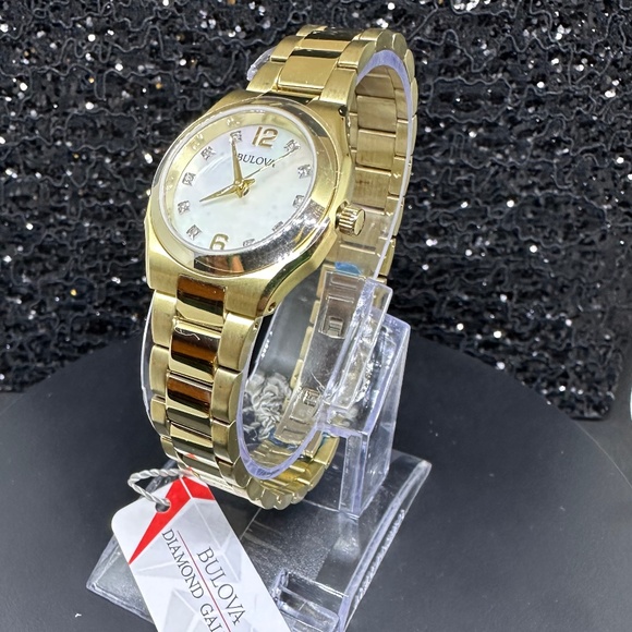 Women's NWT Mother-of-Pearl Face w/Diamonds Affixed to a Gold Bracelet & Bezel - Picture 4 of 6